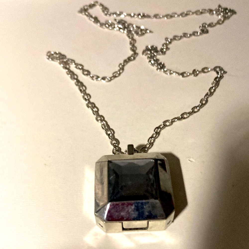 Crystal square on silver tone pendant w silver tone necklace.  Vintage bme2920